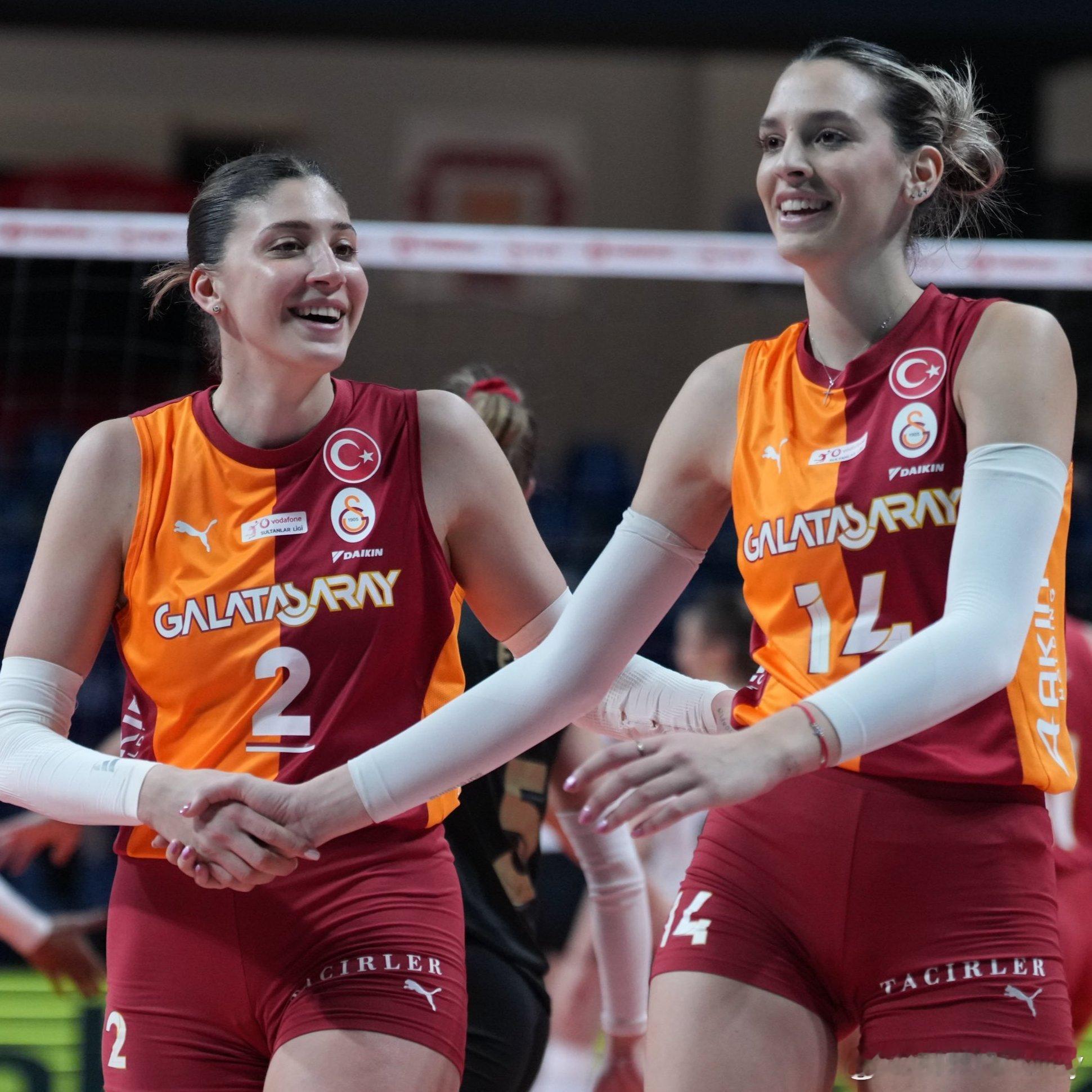 加拉塔萨雷今晚欧联杯对阵斯图加特的比赛中，受伤的队长伊尔金仍然带伤迎敌，而卡鲁塔