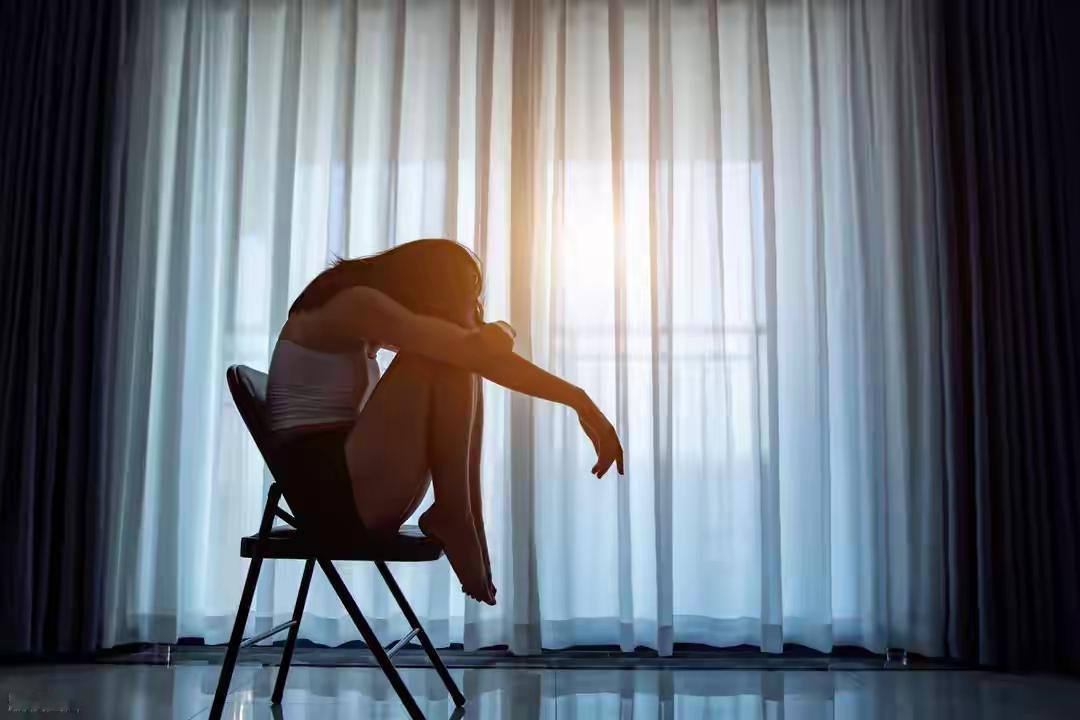 中国有个奇怪的现象
我们从小被教育，要“懂事”，要“坚强”，要“体谅”别人。
于