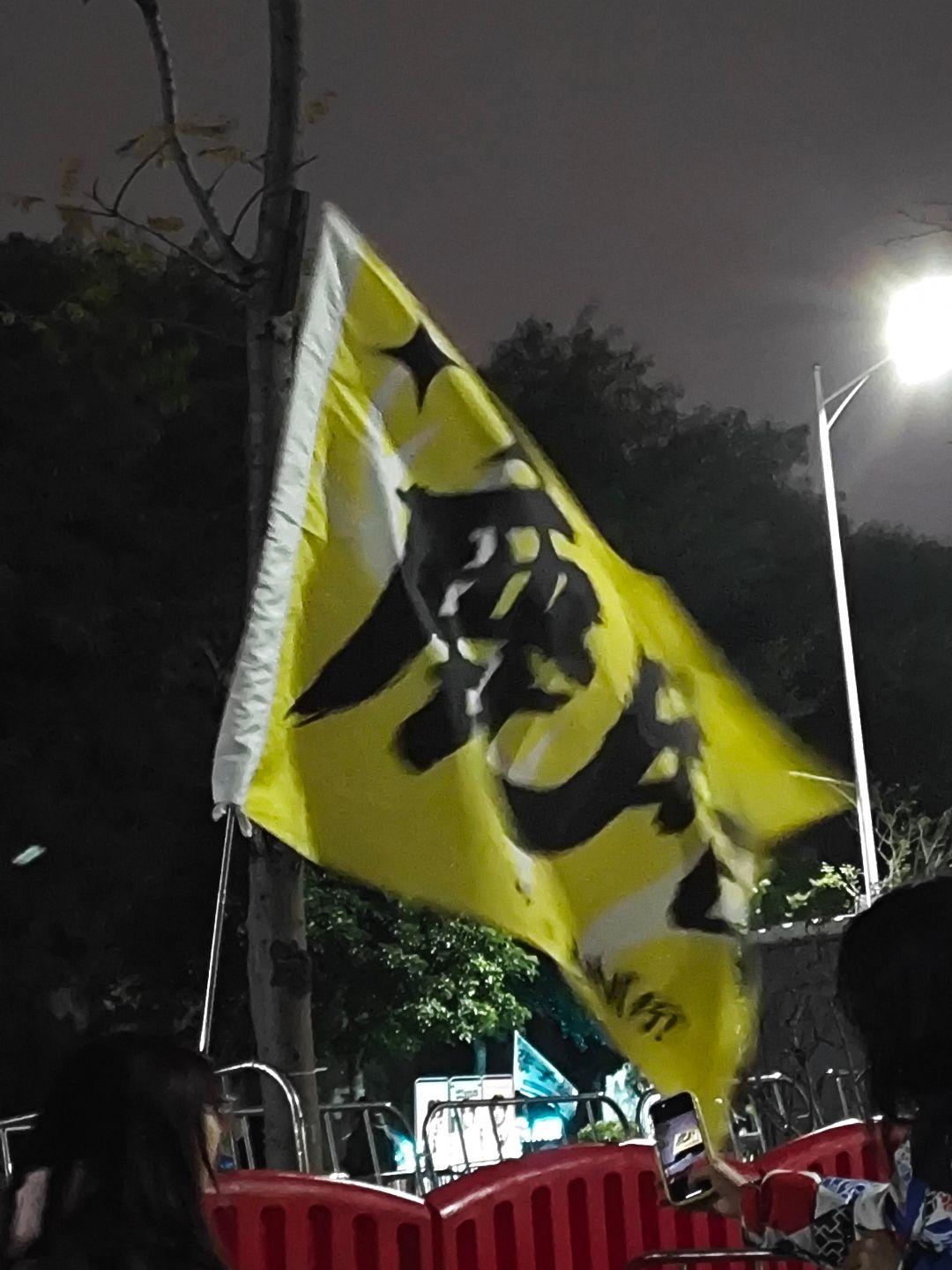我们还能追几年星  当一群女孩匆匆忙忙赶去场外夜排 想着他今天会是什么造型出现