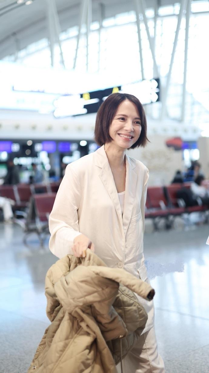 最近李心洁现身机场，她这次搭配了一身白色的套装，看上去特别的显年轻。

李心洁里