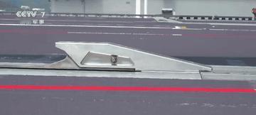 “200公里/小时，一眨眼就飞出去”不是游戏特效，是福建舰甲板的日常。
电磁弹