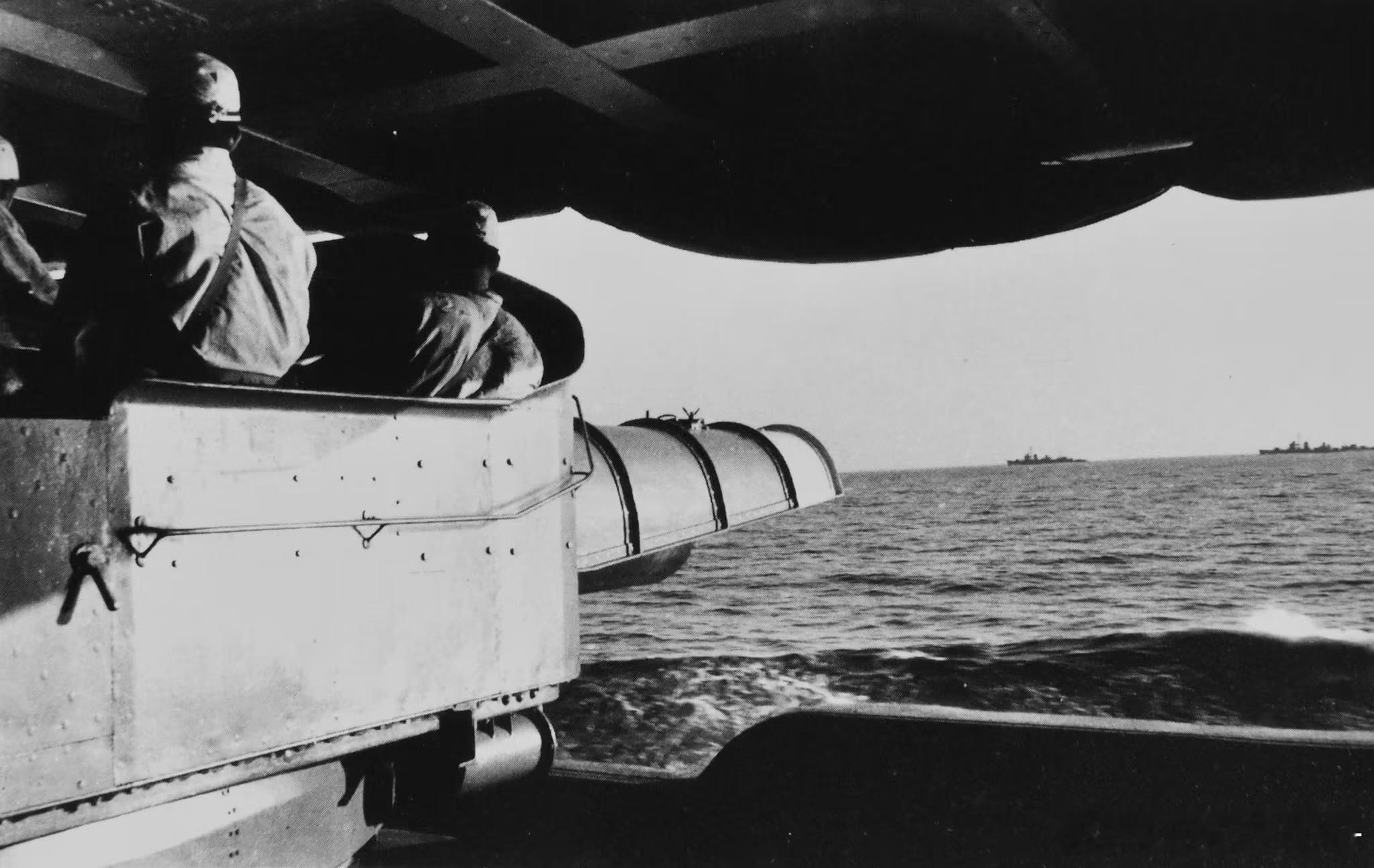 进行模拟鱼雷发射训练的阿武畏号轻巡洋舰，摄于1941年10月。军事历史全触达中外