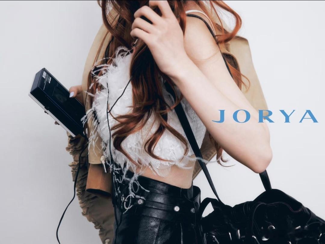 赵露思 ✖️ JORYA2026春夏系列预告以笃定步履丈量未知，用勇气织就铠甲锋