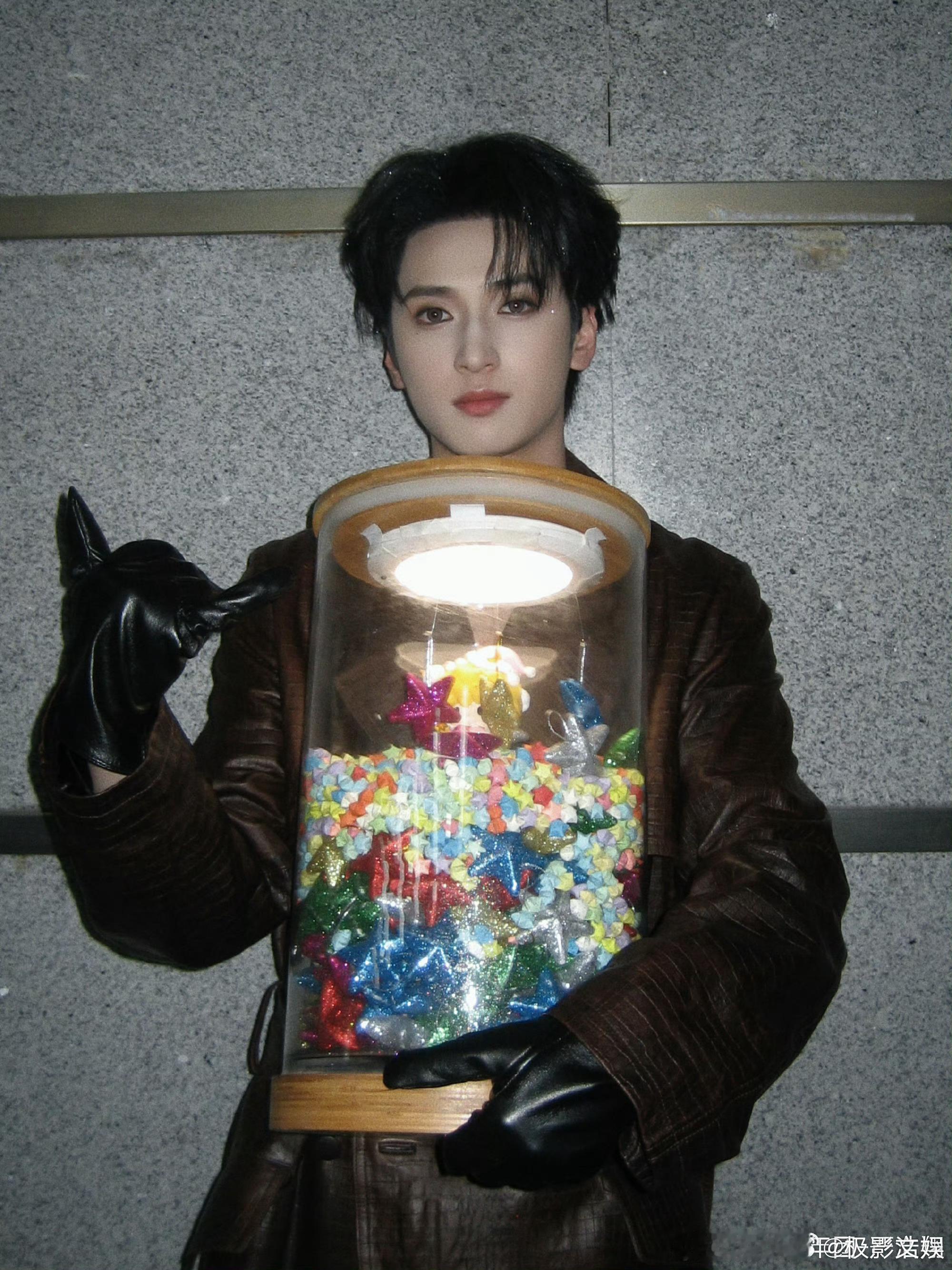 严浩翔说六周年快乐，比六，真不错呀 