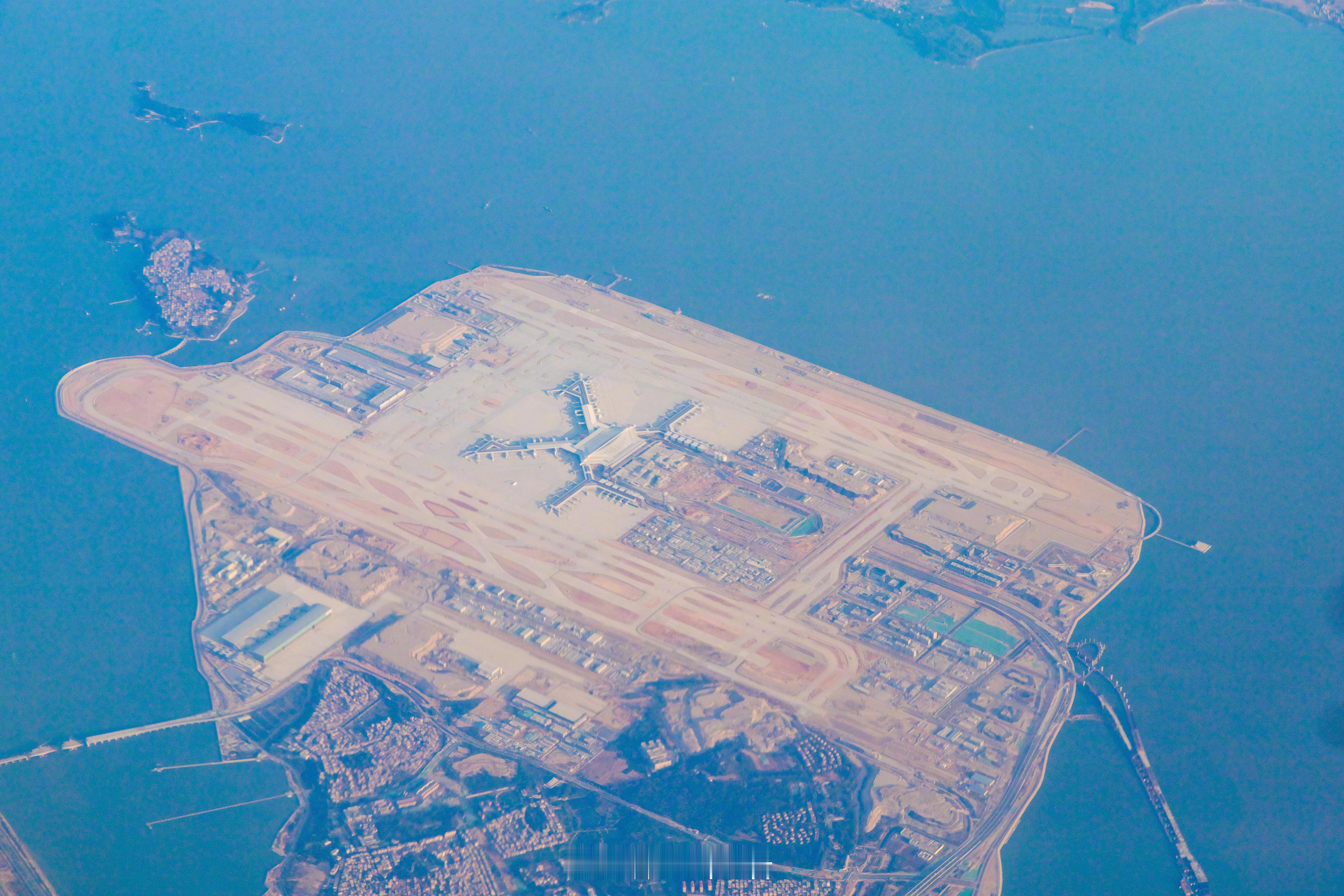新建中的厦门翔安国际机场和扩建中的福州长乐国际机场，完成度都已经很高了，明年投运