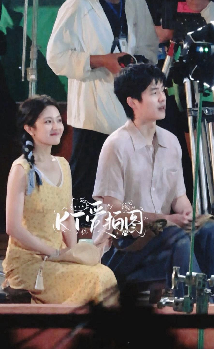 刘昊然、李兰迪《海岛舒服日志》的同框路透图，俩人这张图好嫩啊。 ​​​