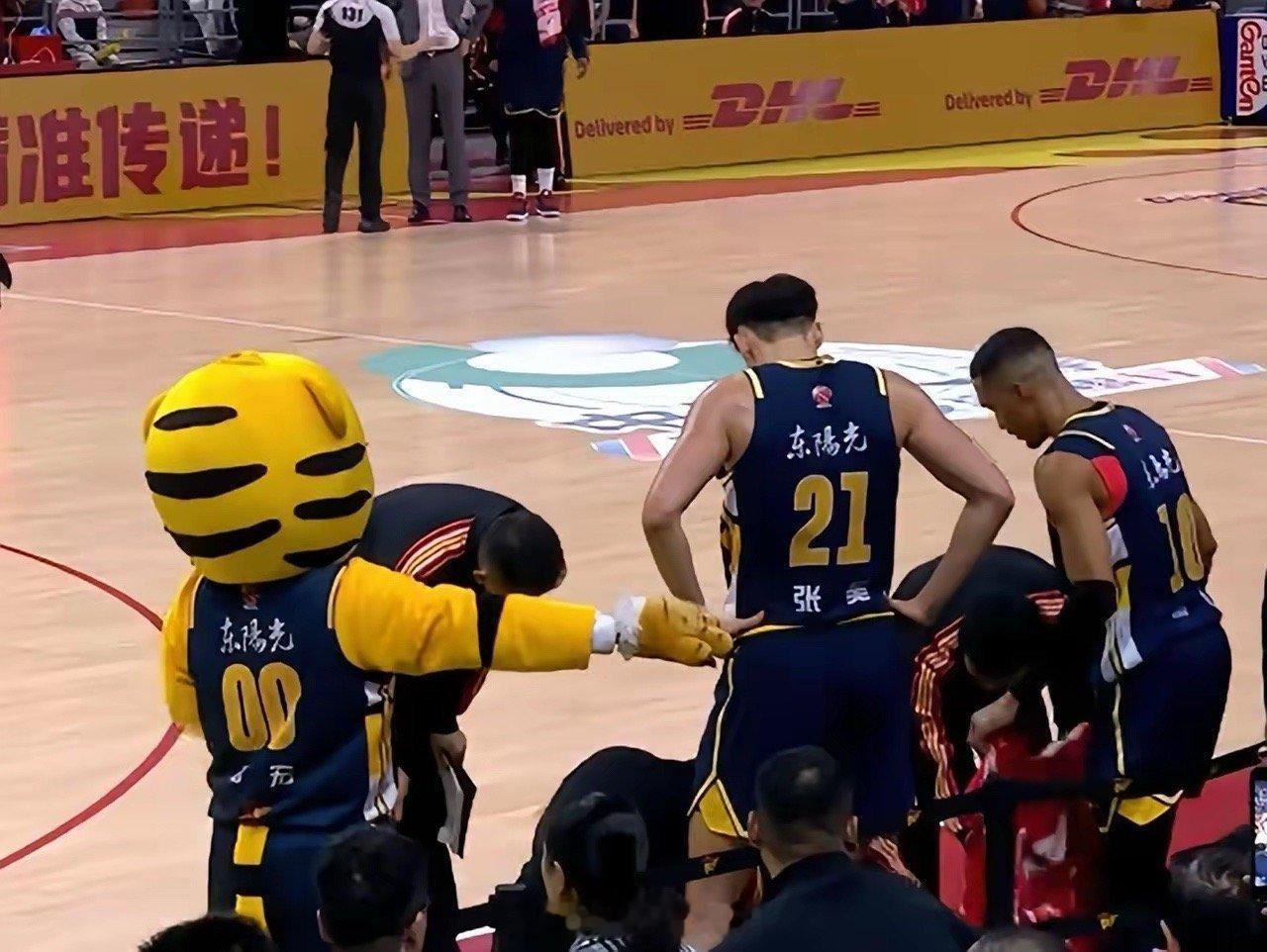 徐杰轻伤不下火线徐杰在赛场上展现出的坚韧令人动容，轻伤不下火线的职业精神不仅是团