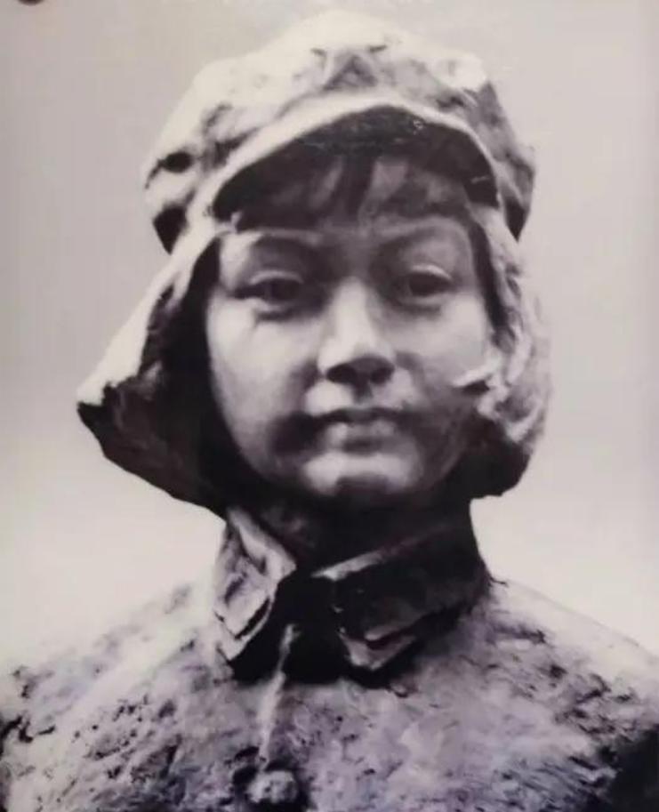 1929年，朱德正和妻子睡觉，突然十几个敌兵破门而入，大喊：“谁是朱德！”危急时