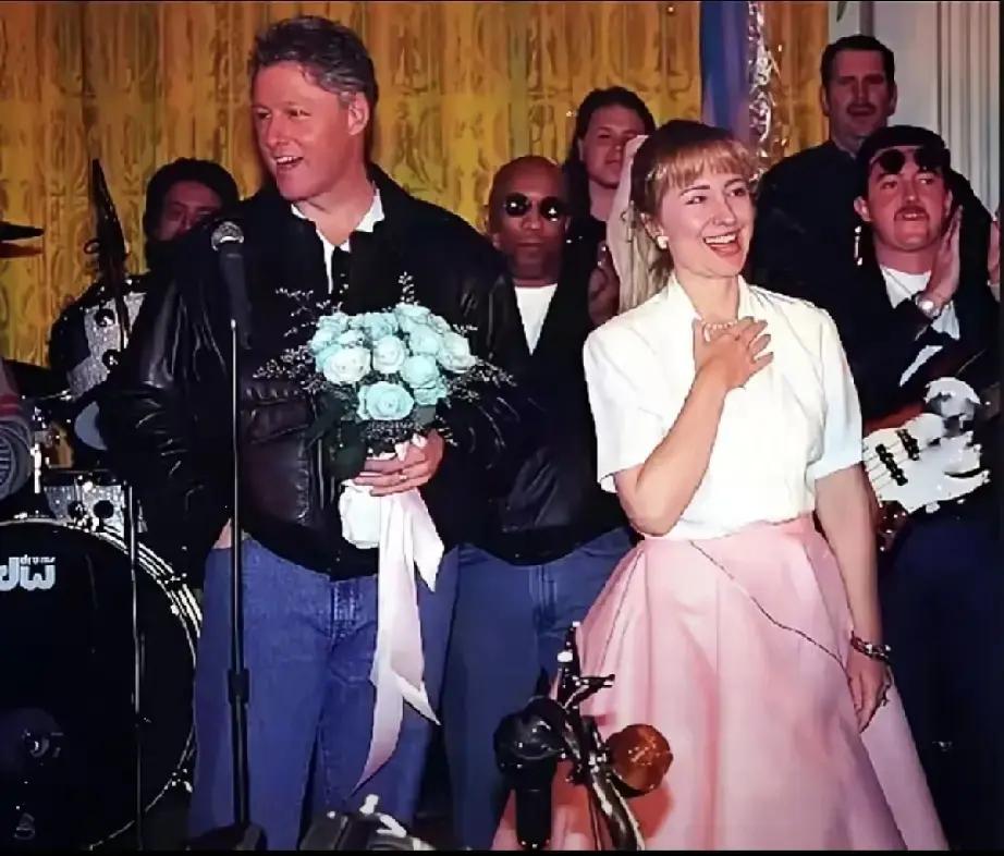 爱与不爱，希拉里表现得很明显！
希拉里有爱情时，有几个表现！
第一，眼神中充满着