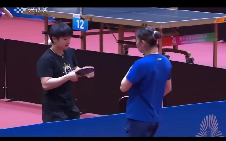 刚才在热身的孙颖莎同学，
喜提雅可妹妹一个大白眼，哈哈。
原来是在训练的两个人，