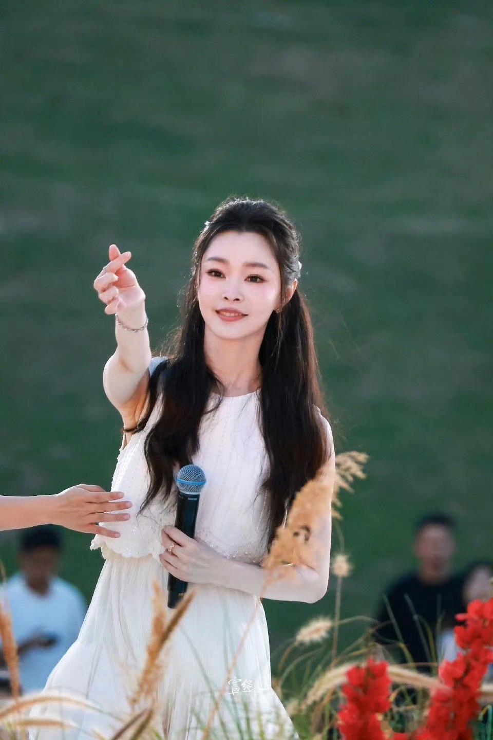 宋轶公主头半扎发宋轶亮相央视五四晚会，公主头半扎发俏皮可爱，搭配花瓣裙，宛如花中