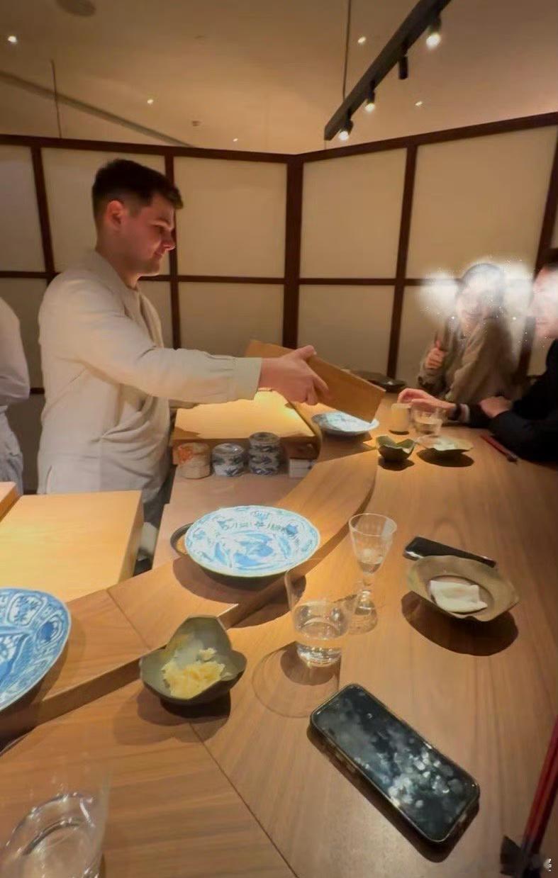Lisa对着三公子撒娇 有网友在巴黎餐厅吃饭时偶遇Lisa和三公子吃饭。Lisa