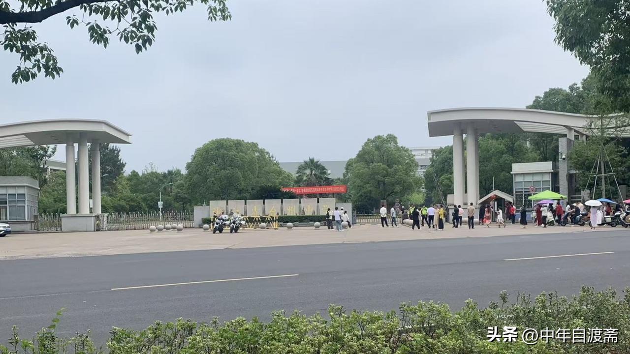 高考场外无声的陪伴，藏着万千期许
 
守在考场门外，短短片刻竟觉得度日如年。周遭