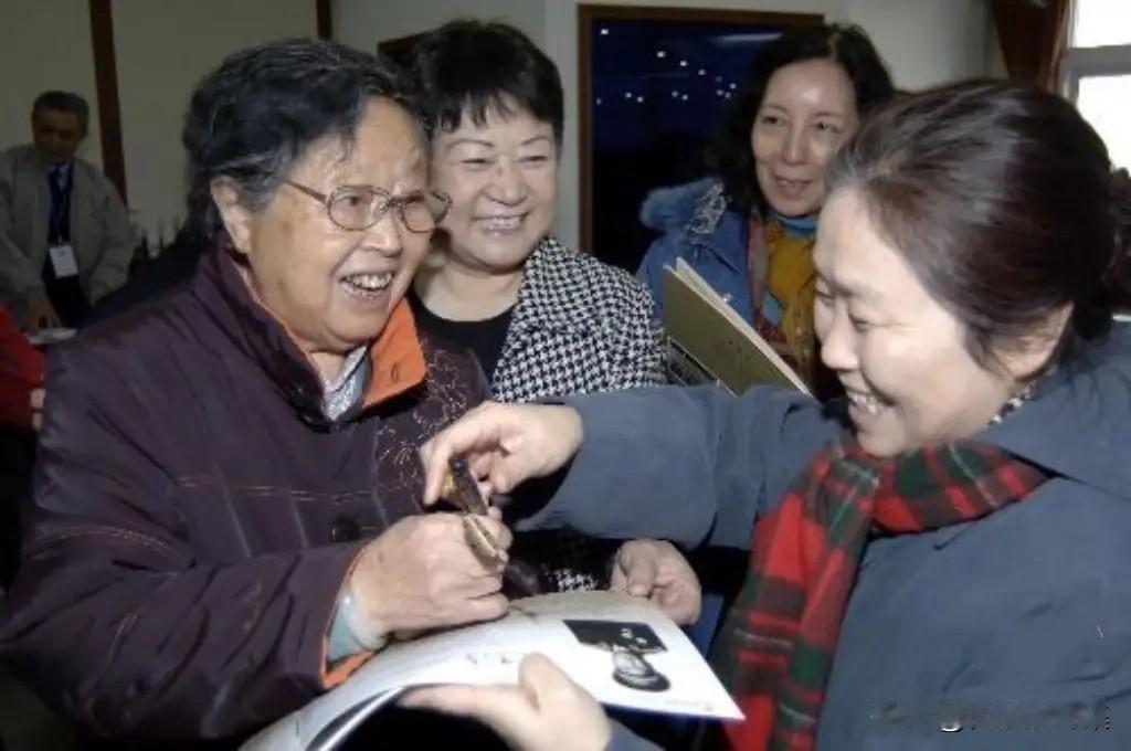 2009年2月2日，原内蒙古军区司令员滕海清将军诞辰100周年纪念日时，夫人王彬