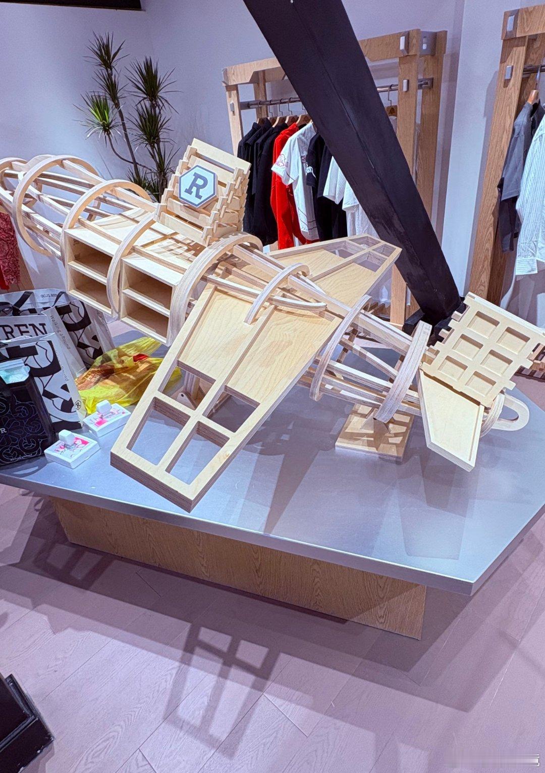 任嘉伦红房子成青岛热门打卡地没想到明星自建的艺术中心能出圈到旅行线路里，不少游客