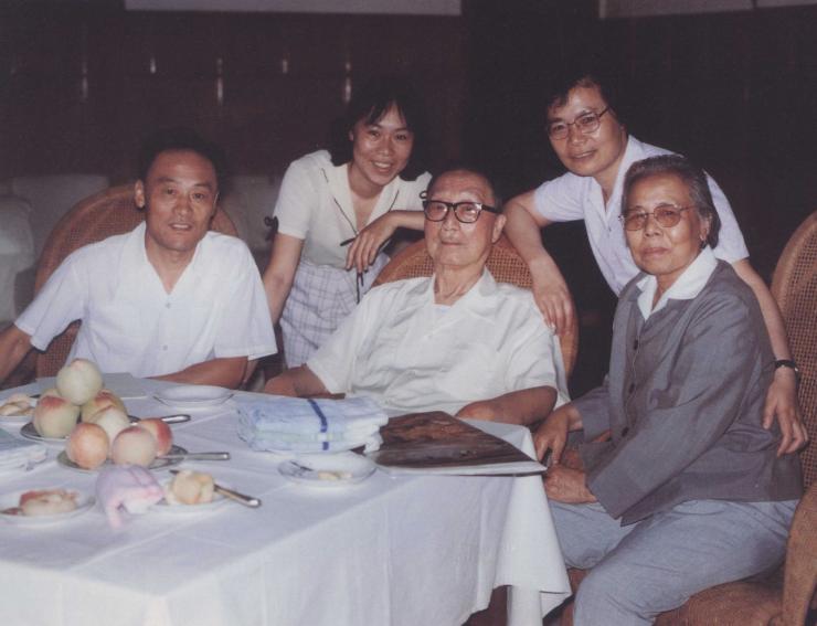 这是聂荣臻元帅非常罕见的一张全家福。那是1984年7月，聂荣臻在玉泉山疗养，全家