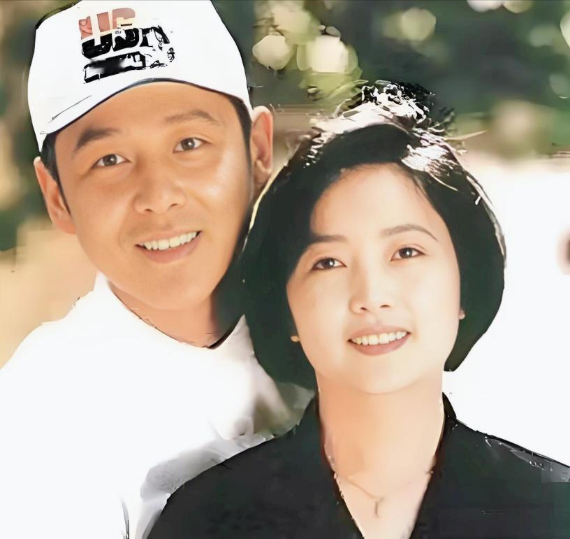 纵观演艺圈演技顶端的几位男演员，

唯有三人和发妻一起风雨相伴，感情始终如一！