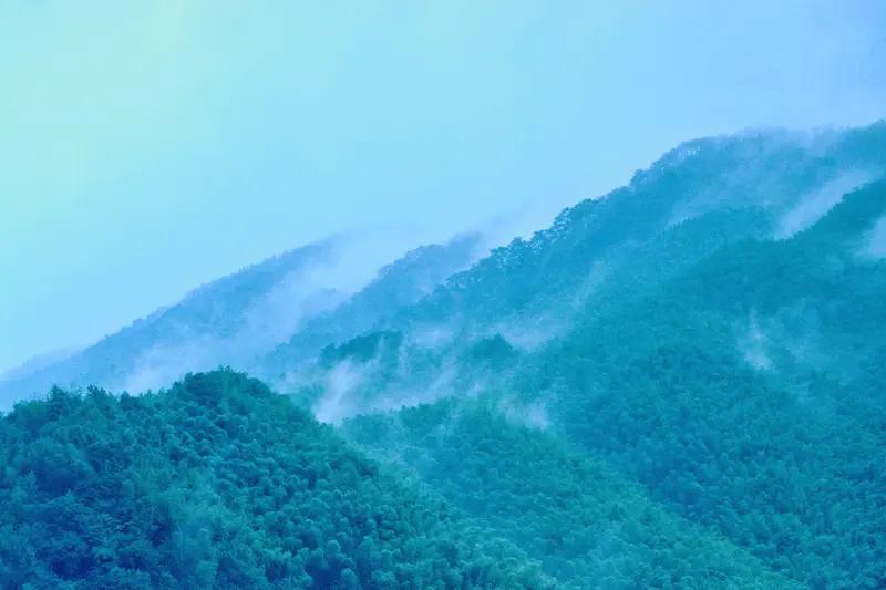 上联：雨打高山绿。下联是什么风吹碧海蓝。