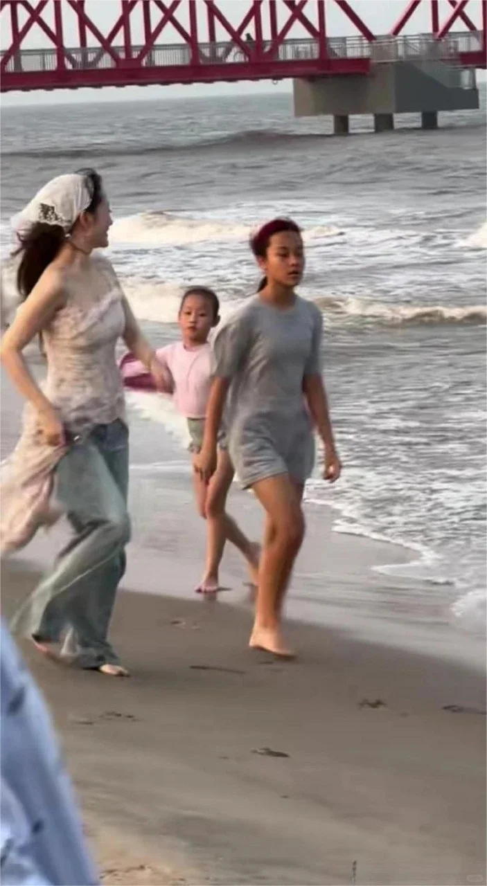 李小璐自从和贾乃亮离婚后，远离娱乐圈，却过上随心所欲，让人羡慕的生活...