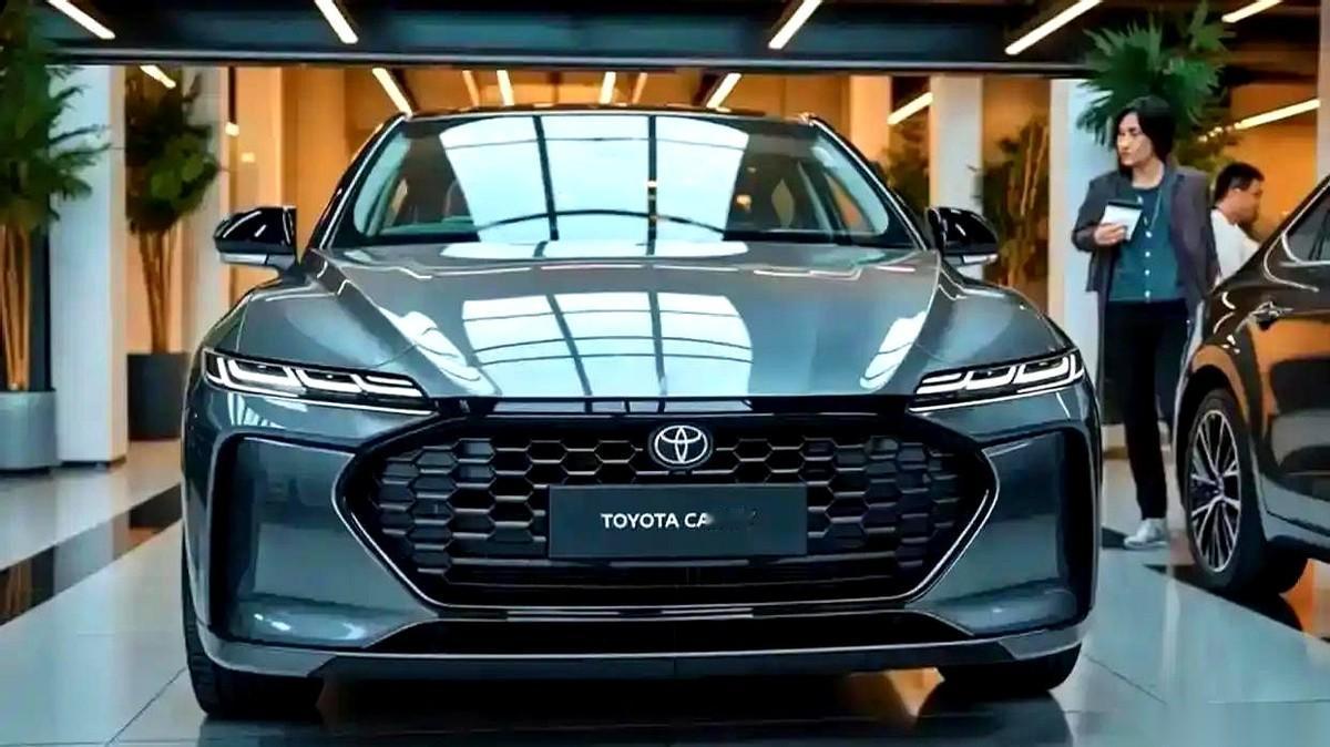 我第一眼看到新凯美瑞，差点以为是哪个国产新势力又出活儿了。
这大嘴，这溜背，这黑