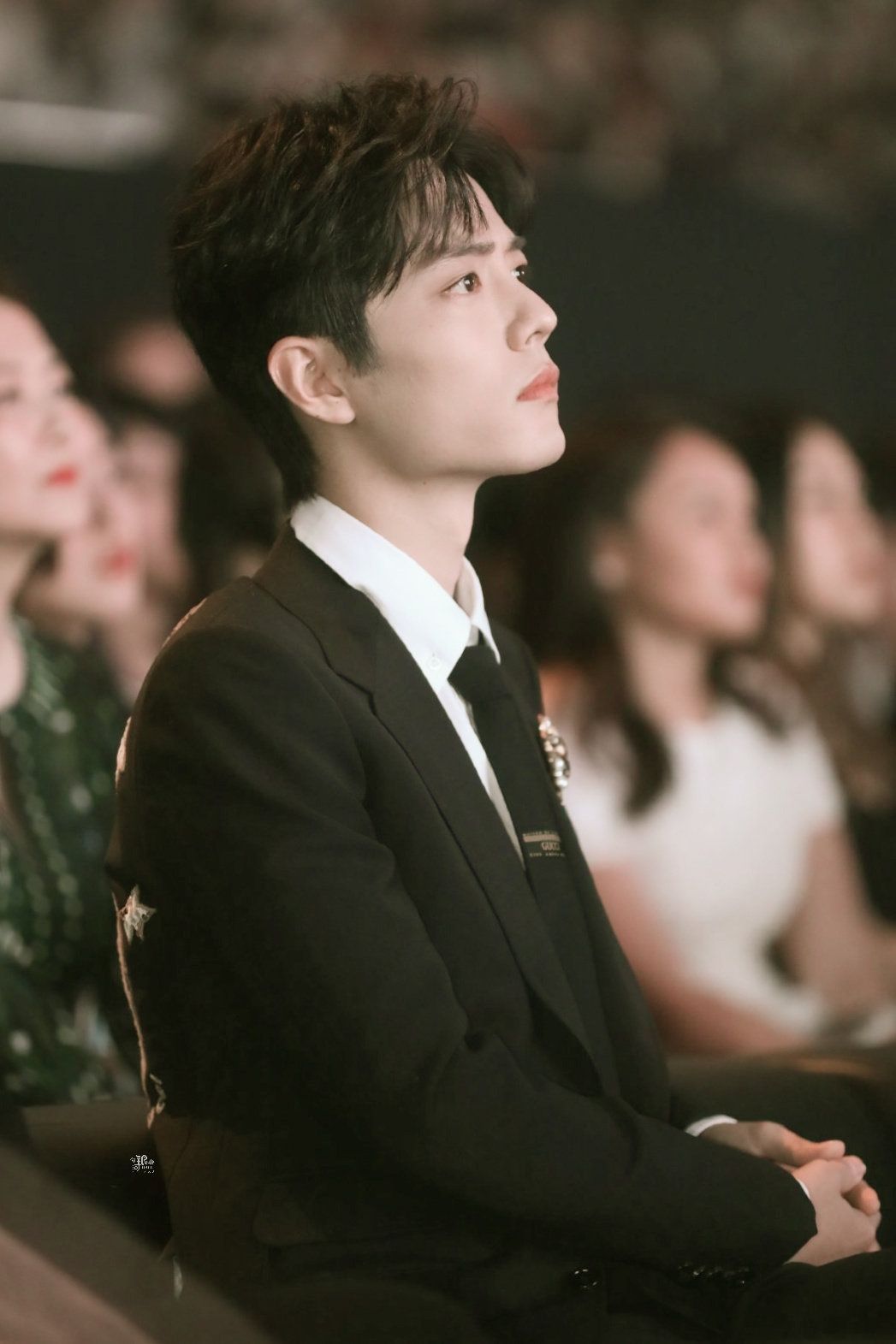 下颌线的弧度，是心动的最高标准。肖战这内核◎肖战提醒你不要熬夜