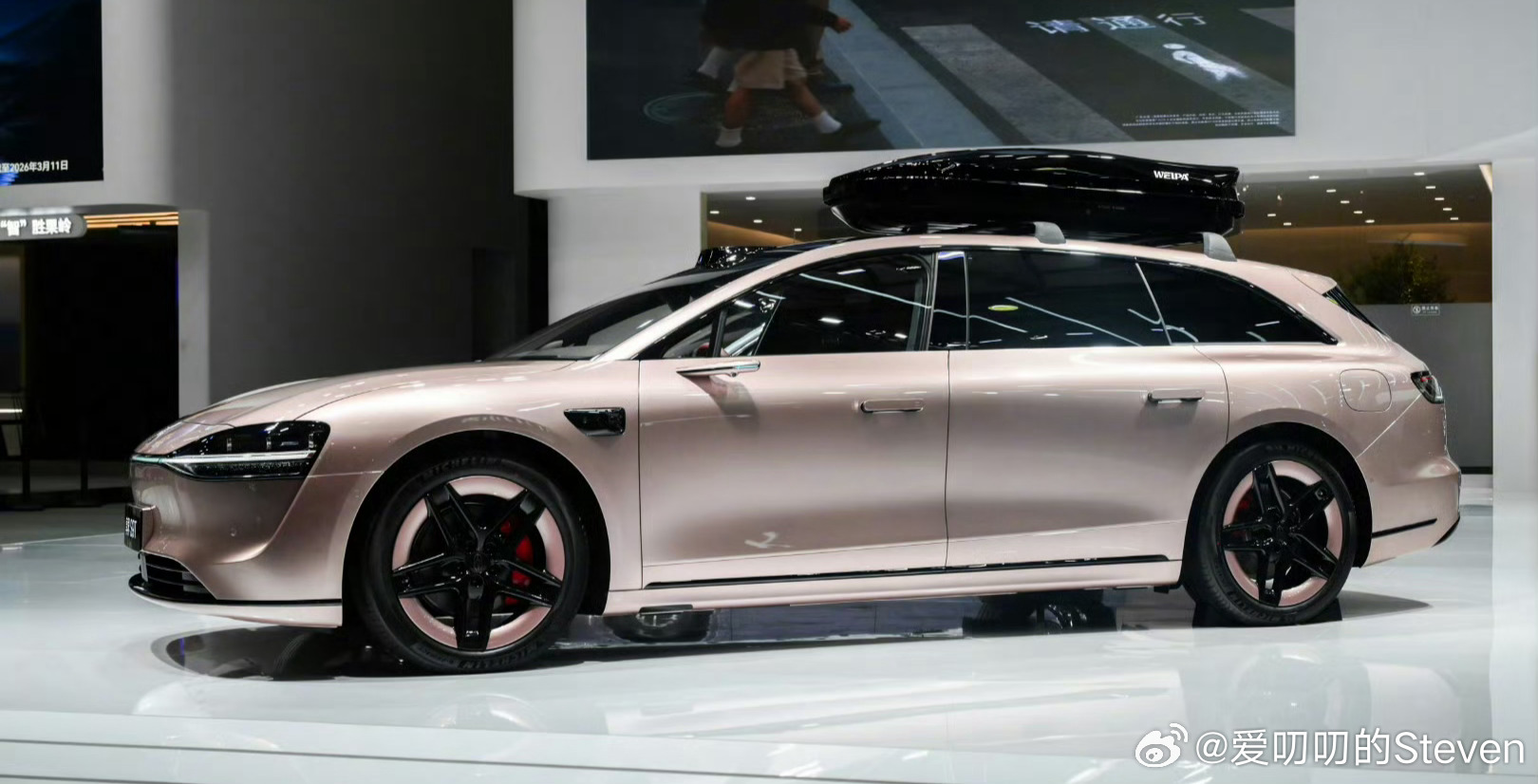 从开年几个新配色来看，鸿蒙智行正在做更多的尝试。享界S9T 粉色+新轮毂，别有一