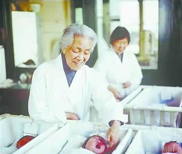 曾亲手接生袁隆平……她一生未婚未育，接生5万多名婴儿！[心]致敬“万婴之母”林巧