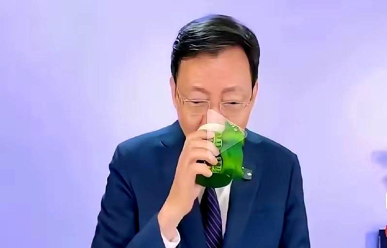 直播间刚开，先看到一只绿杯。
话没挑明，李大霄把意思藏进杯壁里——这不就是变相“