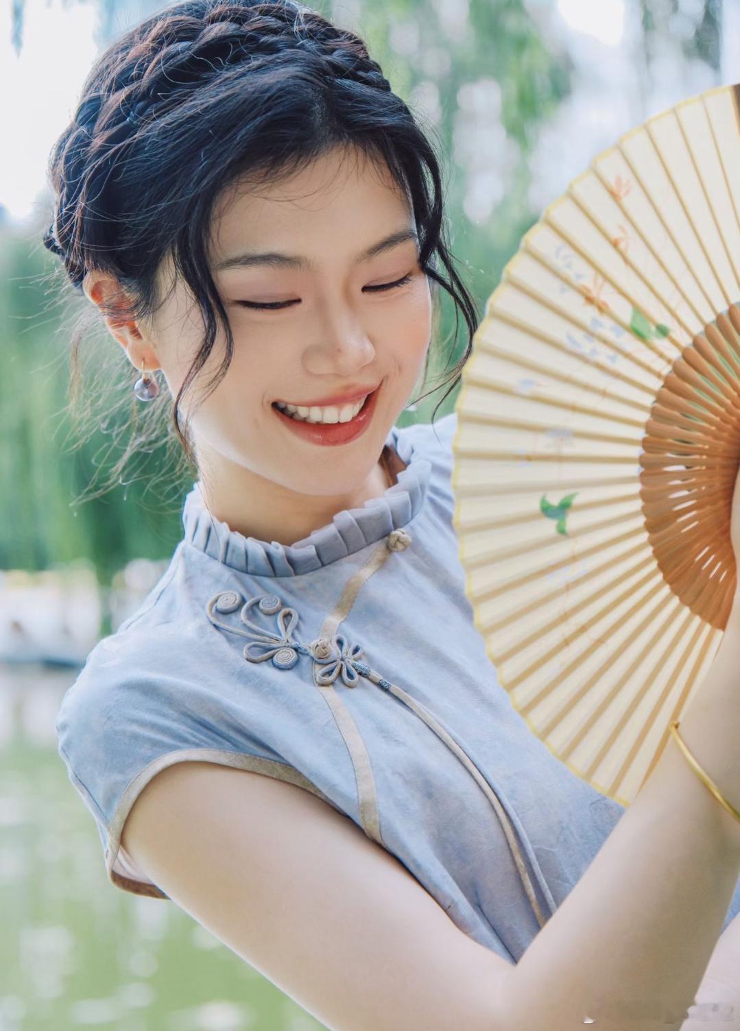 洋洋高锐“含梅、笑”◎夏……就要去了云……淡了几分水……绿了一层◎情……己经浓了