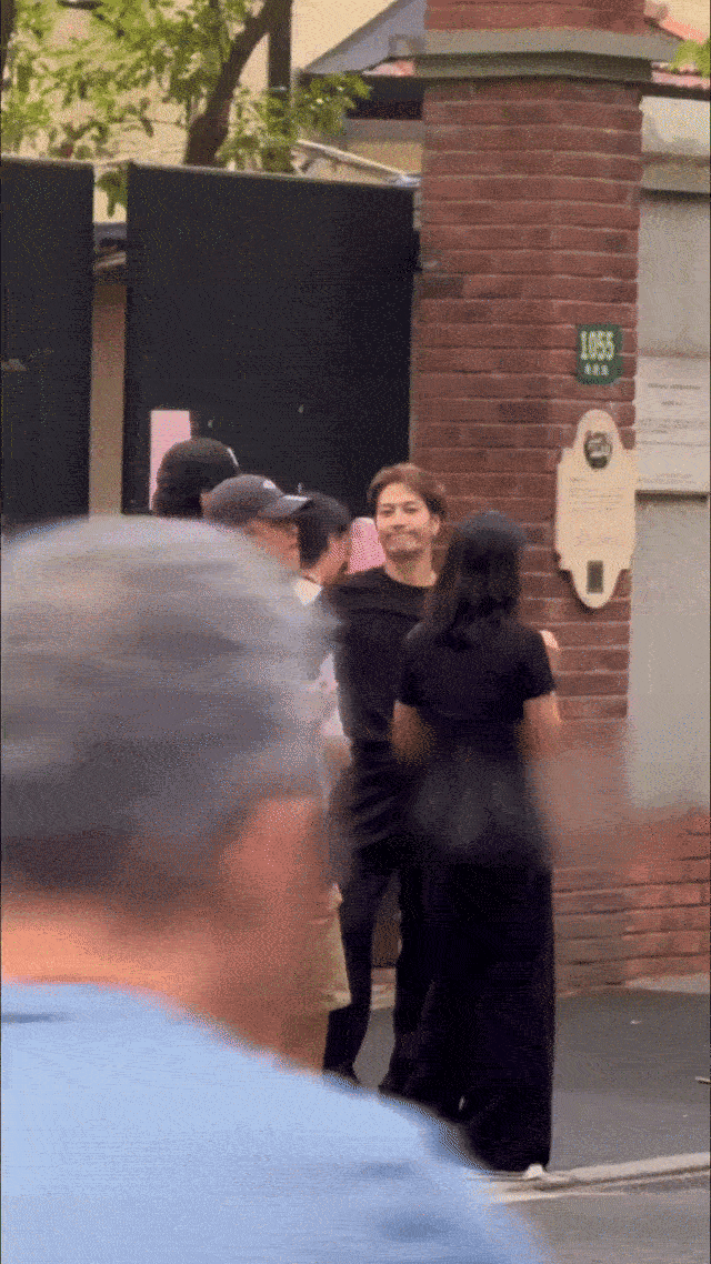 又双叒叕在上海偶遇王嘉尔了 上海“熟客”王嘉尔换姿势！不再骑单车、穿睡袍，而是亮