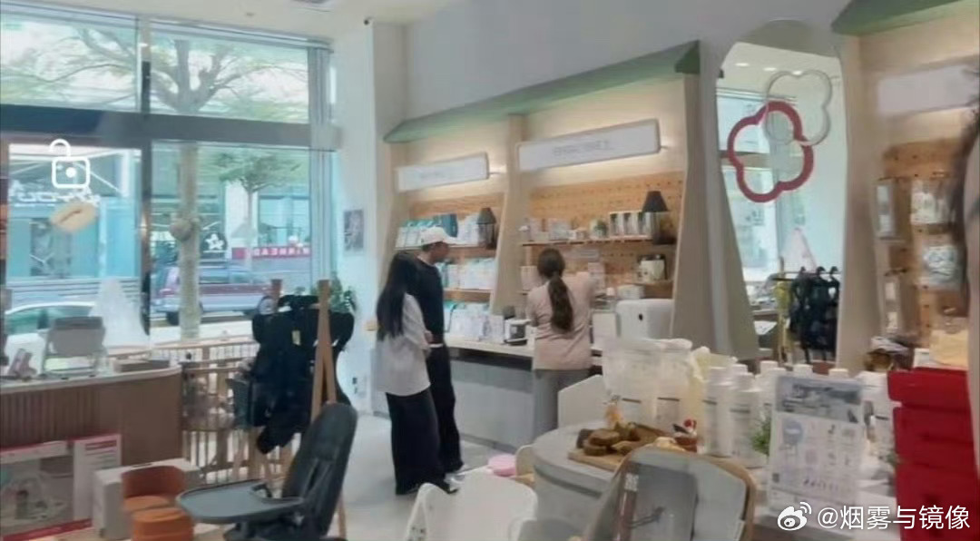 大S女儿给新生弟弟挑礼物小玥儿很懂事跟着爸爸去给小弟弟买礼物，小小年纪就这么有爱