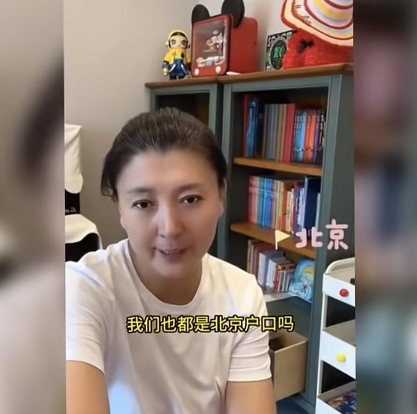 闫学晶犯了大忌了，名人与老百姓就得保持距离，她已经是生活在上层的人，还与老百姓拉