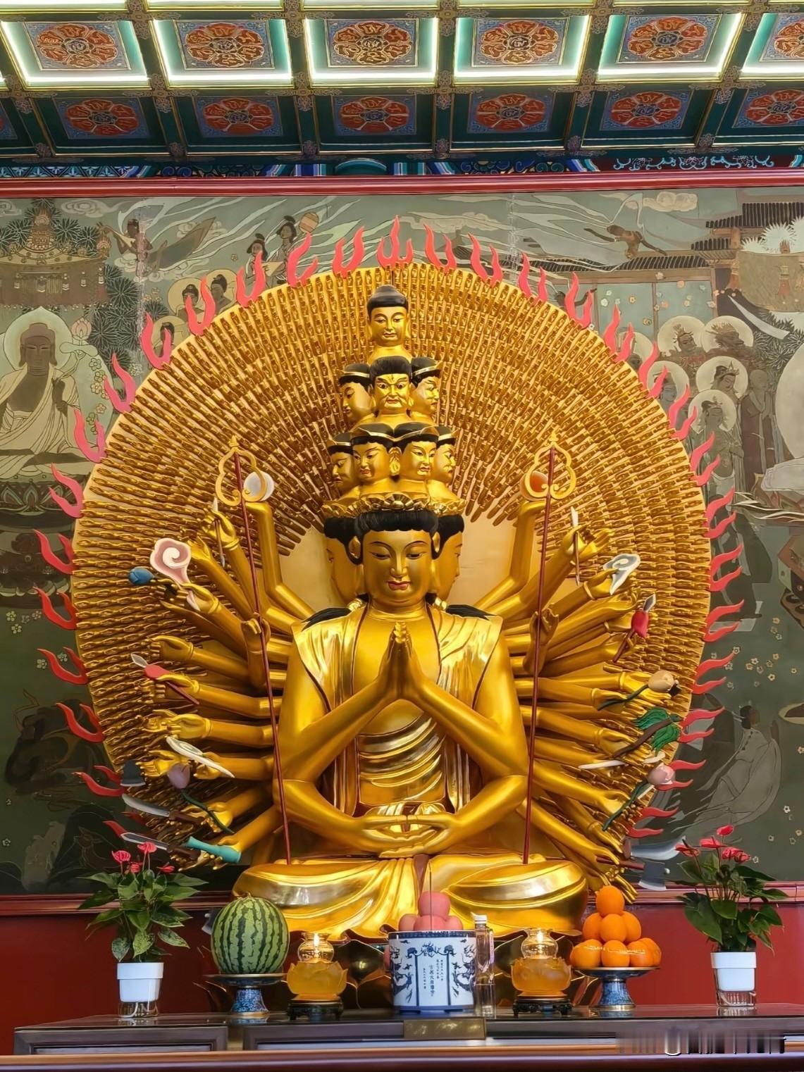天津大悲禅院｜千手观音，护持世间万般心愿
 
走进大悲院，这尊千手千眼观世音菩萨