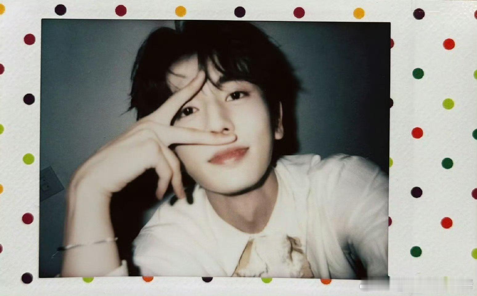 张凌赫平安夜拍立得营业，好帅气的卷毛小狗啊！ 