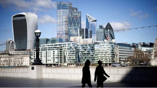 英国国家统计局公布，公共债务总额第一次越过3万亿英镑这条线。这不是一个财政年度的