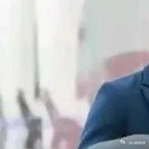 吴奇隆与刘诗诗在机场的互动成为焦点。两人争相拉行李箱的一幕，被解读为彼此关心、不