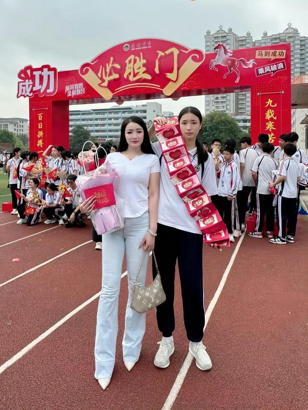 这腿拉的都快成电线杆了