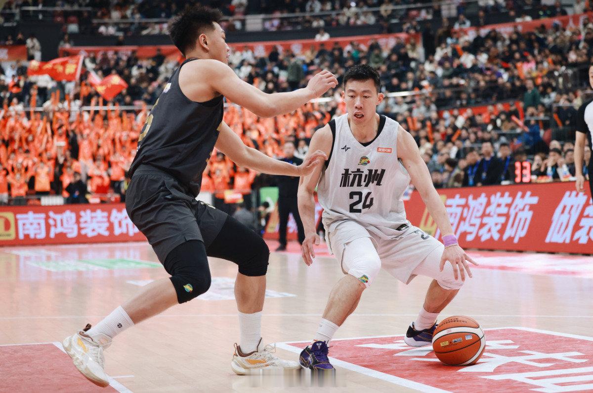 【70：68！浙BA总决赛杭州队先下一城 】1月30日，在杭州拱墅运河体育公园体