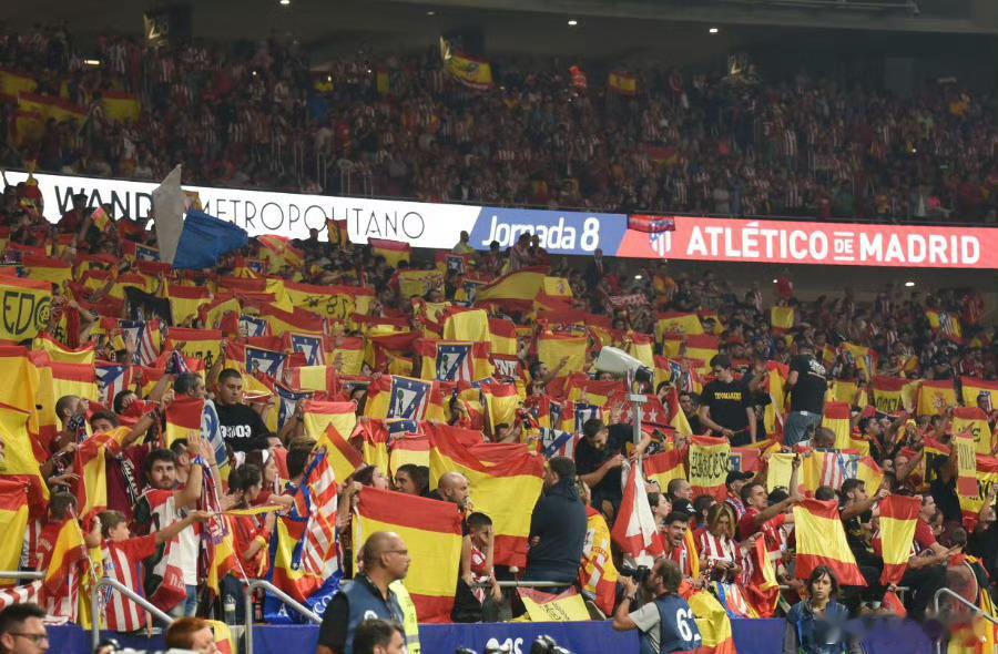 阿斯报报道，马竞球迷在欧冠比赛中大量涌入大都会球场，约6万名观众到场观战。尽管失