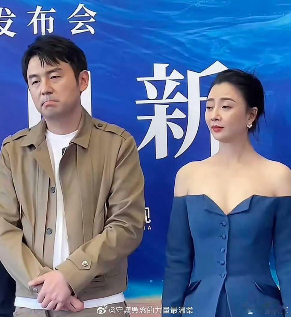 殷桃这身装扮，看来把雷佳音吓得不轻呀。。 