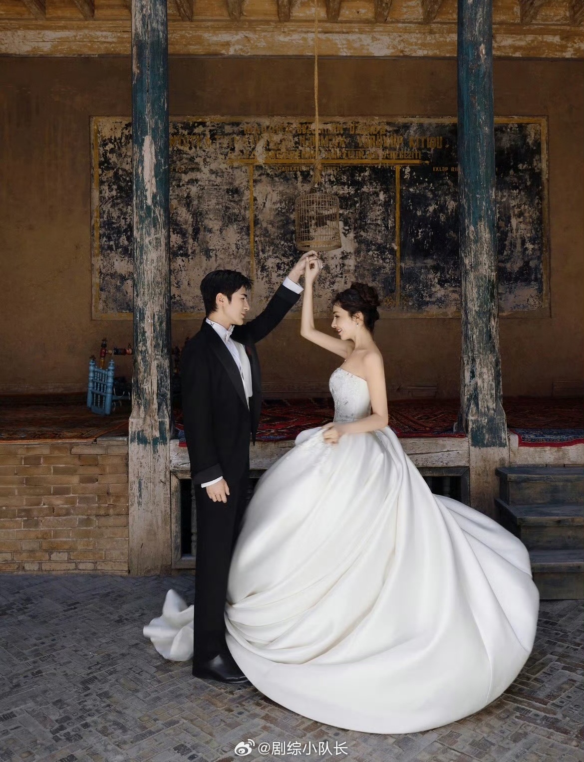 姜潮麦迪娜终于要办婚礼了属实让人意外，两人早已孕育孩子，还一同录制过家庭综艺，如