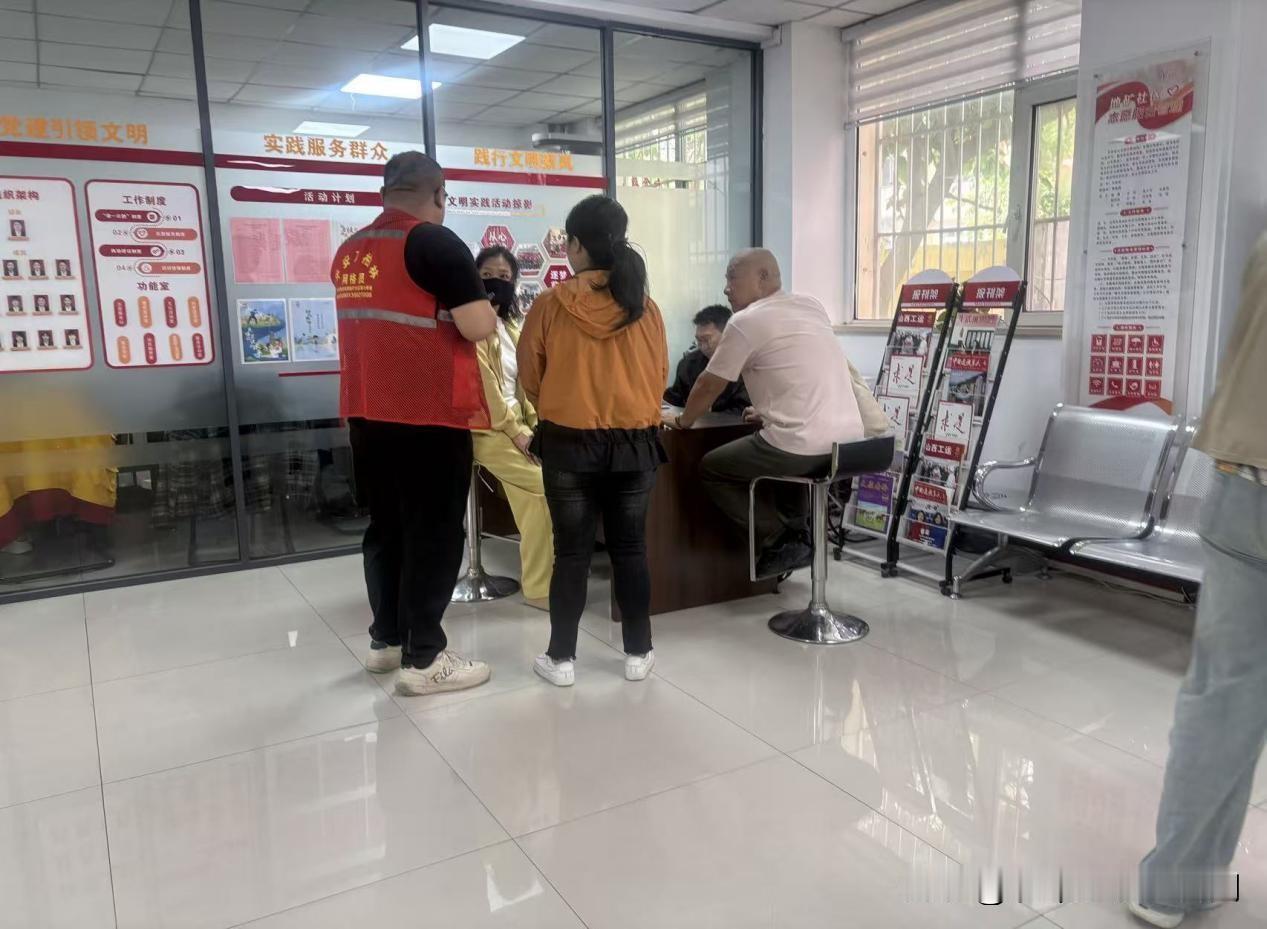 律师坐班解民忧 基层普法暖民心
 
万柏林区长风西街街道地矿社区常态化开展法律顾