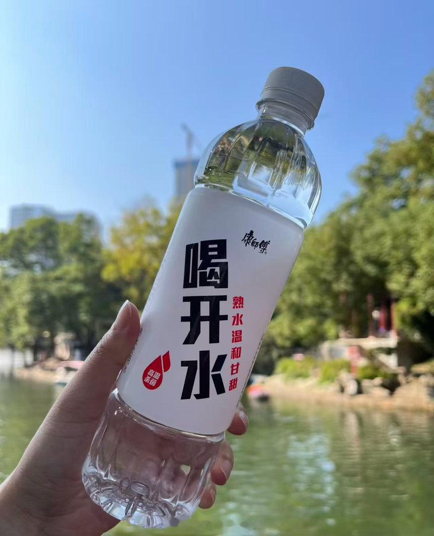 只喝水不喝饮料的朋友被小太阳圈粉，贴心劝林医生多喝康师傅喝开水。熟水温和养胃不刺