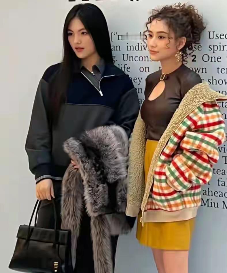 王诗龄何超莲同框参加活动，你们觉得谁的穿搭更胜一筹？

有人说王诗龄这次参加活动