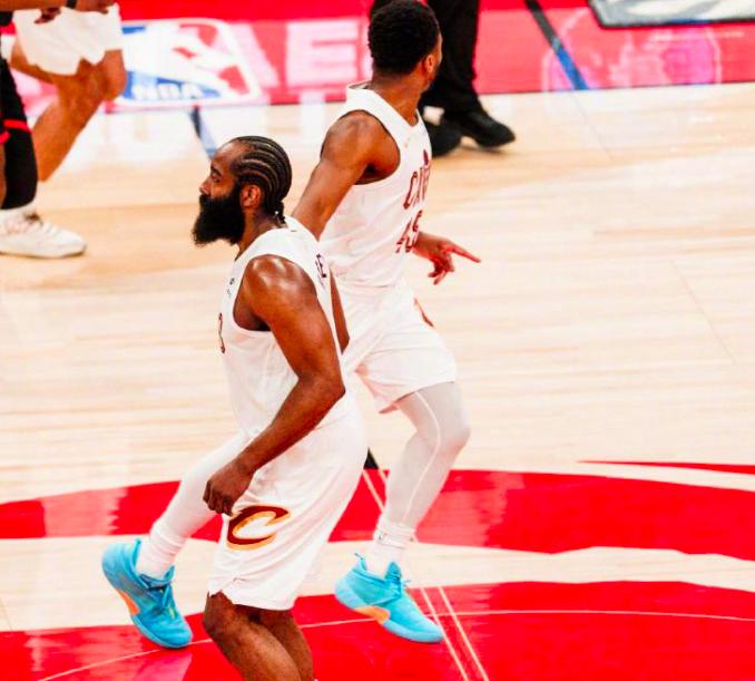 这就是骑士的软肋啊，猛龙彻底不装了，哈登、米切尔被限制了。
NBA季后赛首轮G3