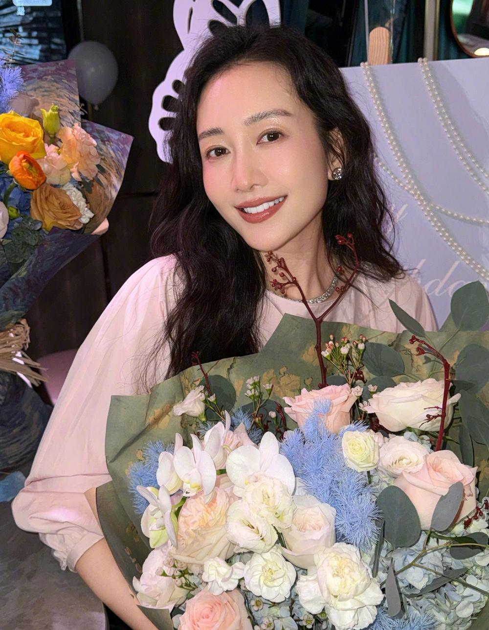 10月28日，著名演员王鸥在微博晒出自己过生日的照片，并写到：被美好包围的一天，