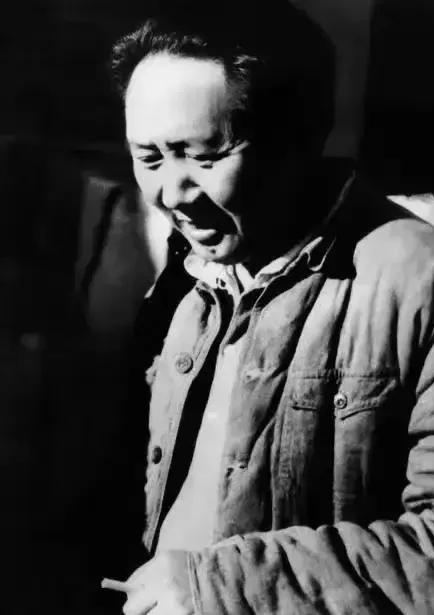 1936年夏天，警卫员李长久和贺清华到保安的西阳沟山上去打柴。顺便在山上摘了许多