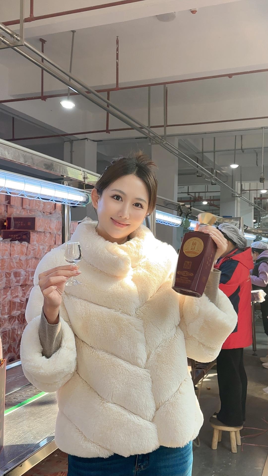 每年的生肖酒都不够抢，今年找酒妹的酒友太多，临时找工人们回来加班[鼓掌]
灌装完