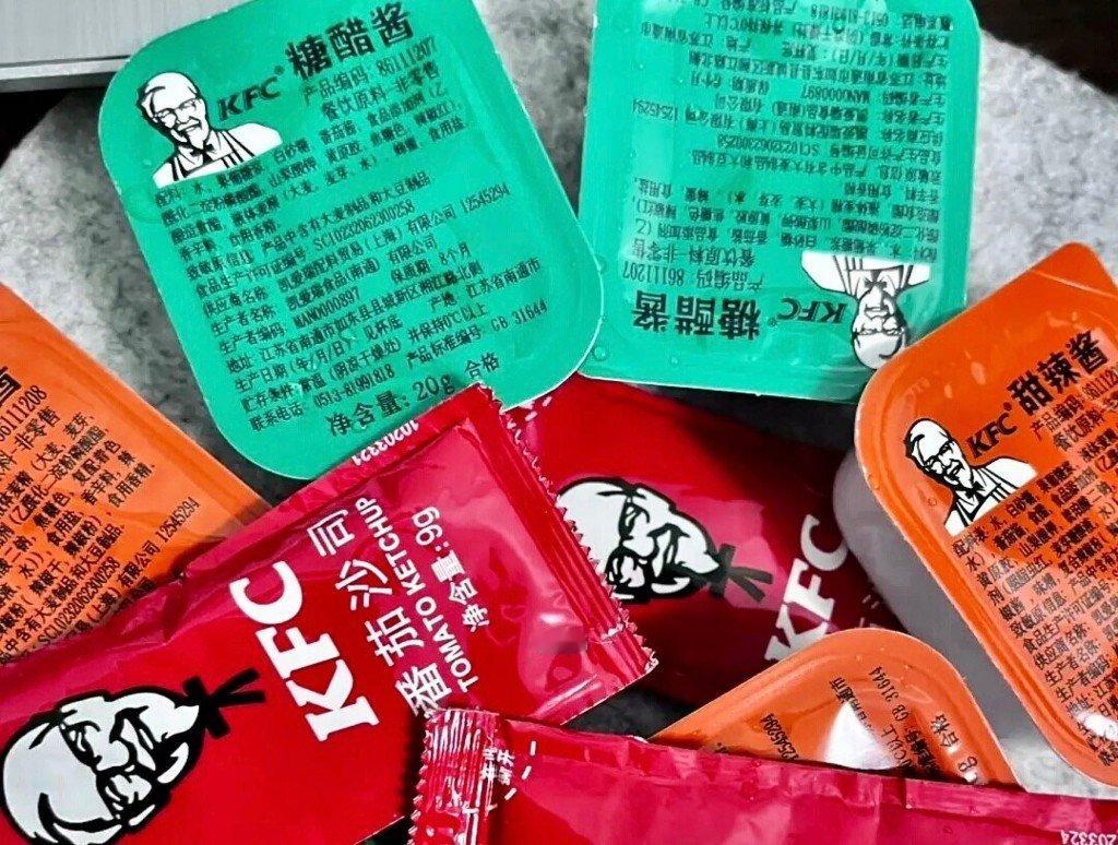 【门店回应肯德基多要酱收费】近日，有消息称，肯德基不再免费提供产品标配外的糖醋酱