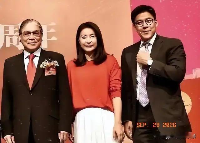 79岁百亿富豪霍震霆，
周末去儿子家吃饭，
进门后第一件事就是掏出手机放在了门口